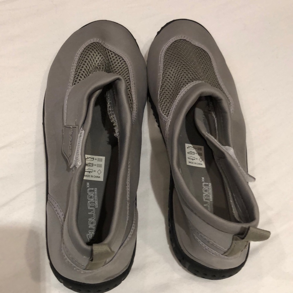 NWOT Men’s water shoes